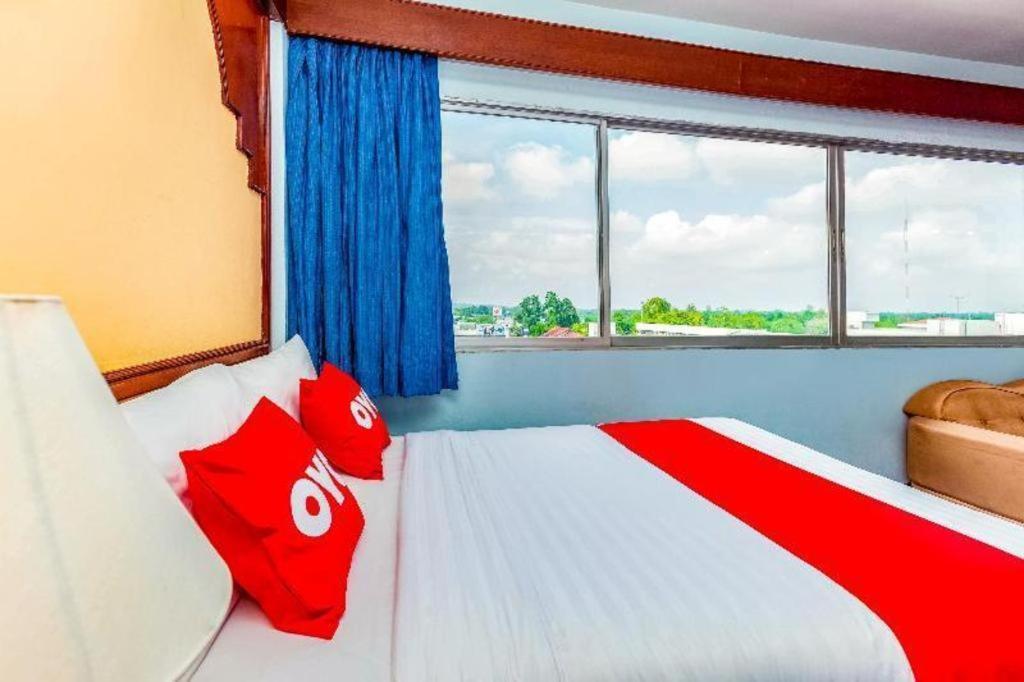 Oyo 441 Grand Thara Hotel Surat Thani Buitenkant foto