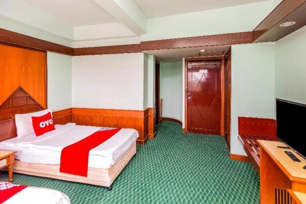 Oyo 441 Grand Thara Hotel Surat Thani Buitenkant foto