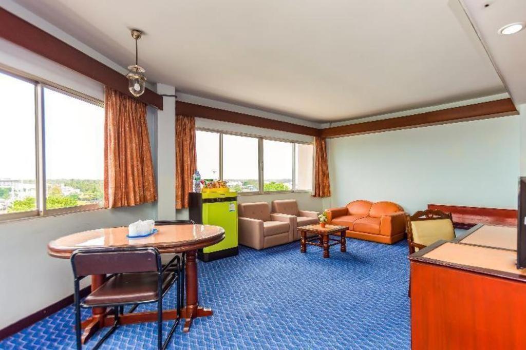 Oyo 441 Grand Thara Hotel Surat Thani Buitenkant foto