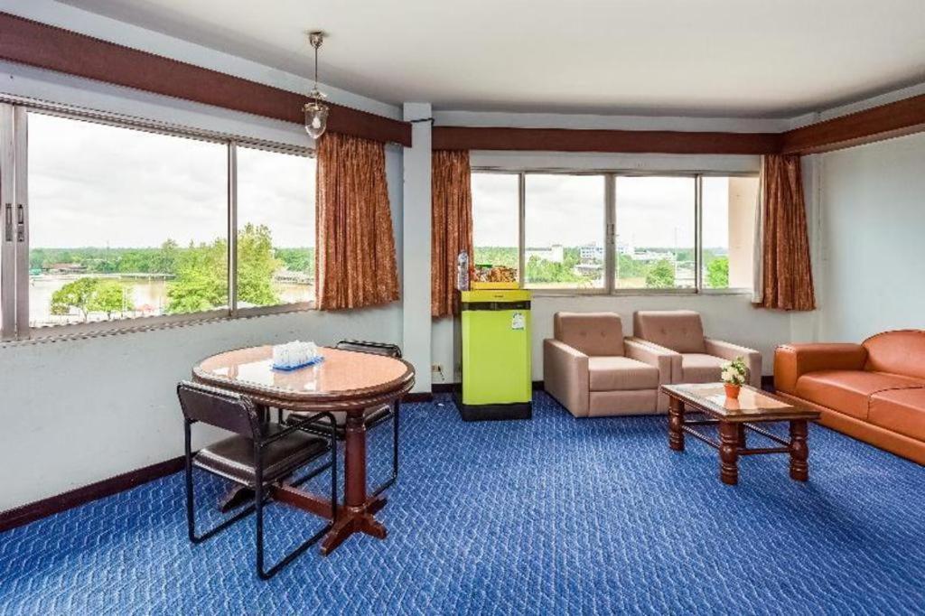 Oyo 441 Grand Thara Hotel Surat Thani Buitenkant foto