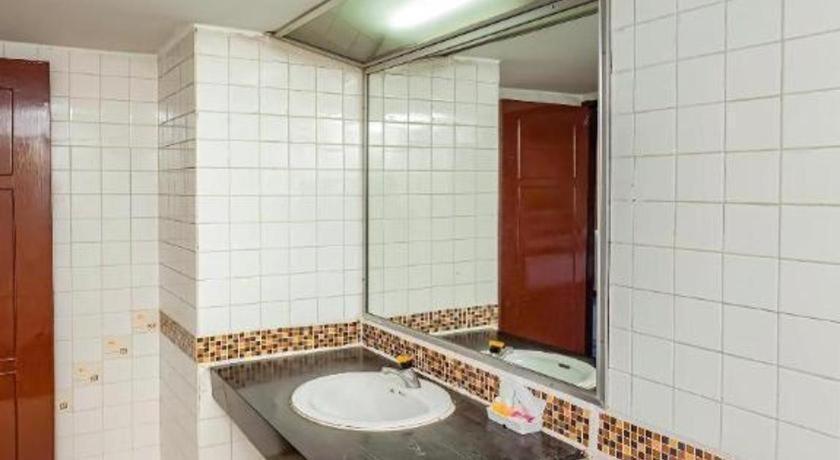 Oyo 441 Grand Thara Hotel Surat Thani Buitenkant foto