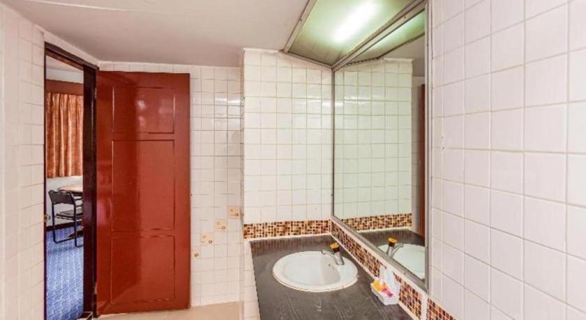 Oyo 441 Grand Thara Hotel Surat Thani Buitenkant foto