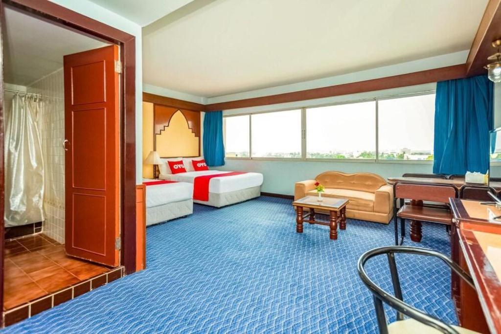 Oyo 441 Grand Thara Hotel Surat Thani Buitenkant foto